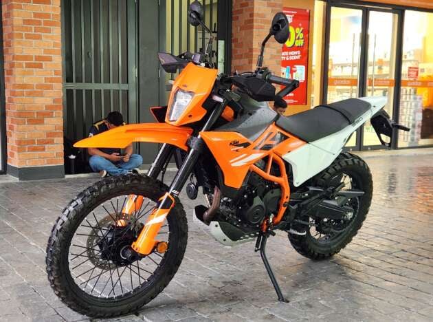 Pandangan dekat lampu hadapan dan profil depan 2026 KTM 390 Adventure X