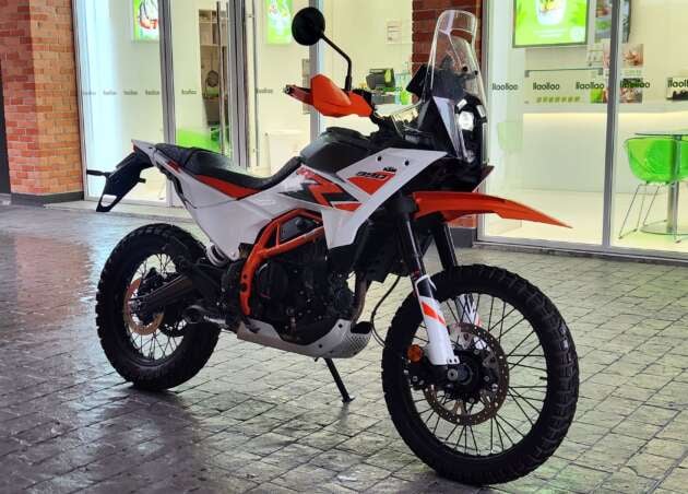 2026 KTM 390 Adventure X dengan roda aloi tuang di jalan berturap