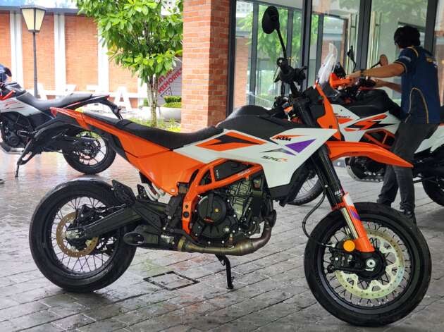 2026 KTM 390 SMC R motard beraksi di selekoh