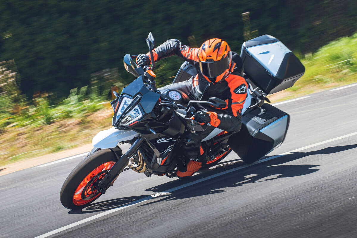 KTM 890 SMT dengan kotak simpanan sisi