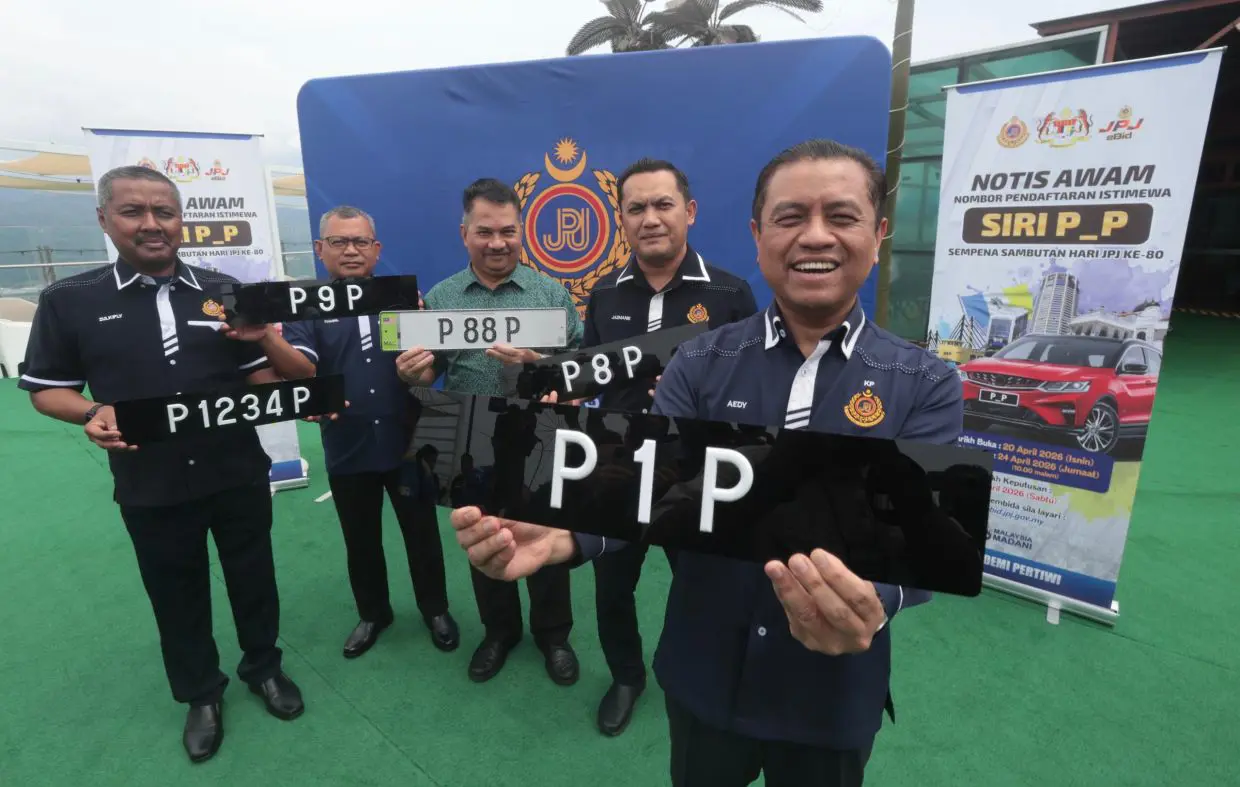 Motorcycle with a 'P_P' series number plate, a type of special registration number.