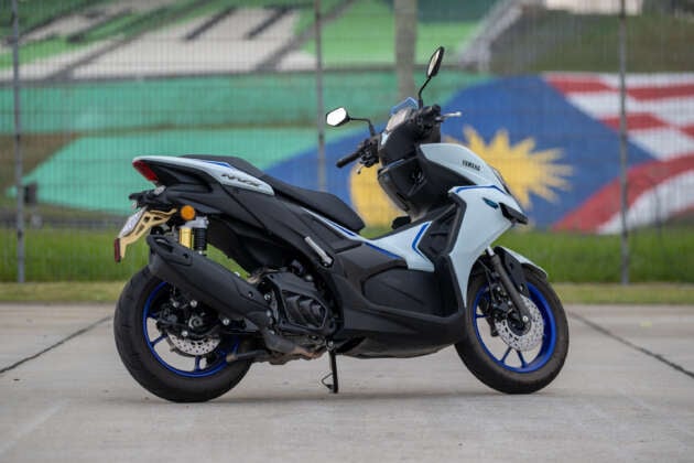 Yamaha NVX 155 SP 2026 diparkir di persekitaran bandar.